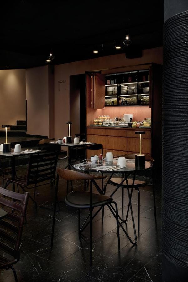 Upscale lounge at Hotel Danmark with ambient lighting for VIP networking and corporate events.