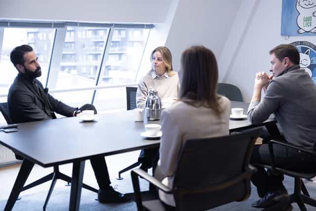 Boardroom-style business lounge in Østerbro with natural light for corporate meetings and events.