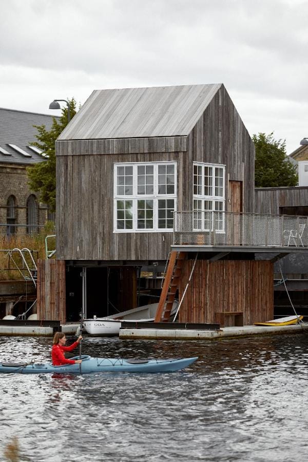Rustic waterfront hotel for executive retreats and small-group brainstorming sessions.