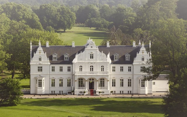 Luxury Kokkedal Slot Copenhagen restaurant for exclusive corporate retreats and boutique weddings.