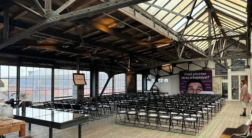 Skabelonloftet industrial theater-style conference venue for creative professional events.