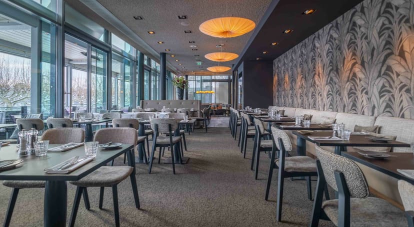Modern restaurant in Main Nizza, ideal for intimate meetings and events with elegant decor.