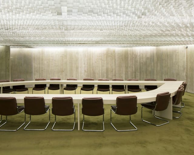 U-shape boardroom at Espace Niemeyer for strategy meetings and corporate workshops.