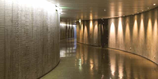 Odyssée at Espace Niemeyer: Sterile corridor for event venue wayfinding and creative lighting.