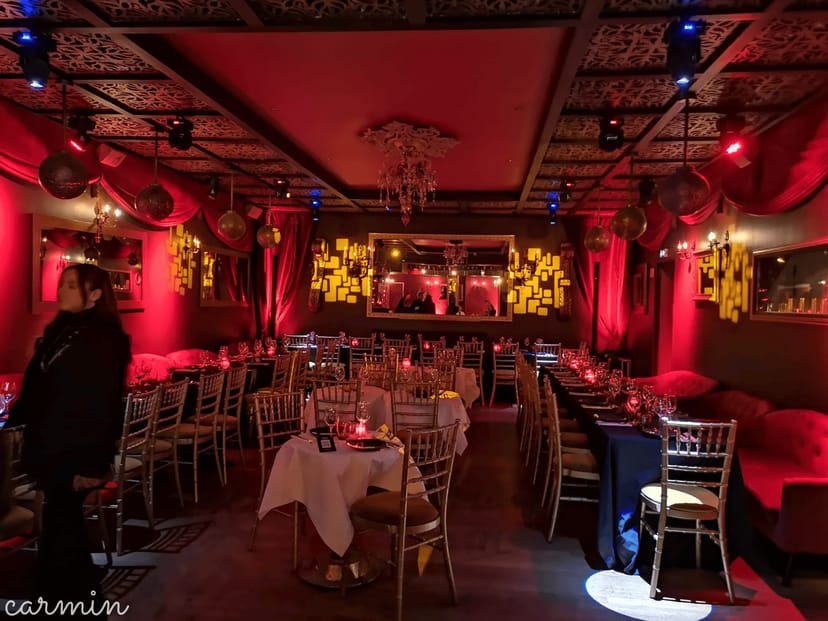Lounge at Pavillon Passy with red mood lighting for corporate networking and private dining.