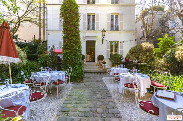 Cobblestoned terrace garden at L'Hôtel Particulier, ideal for intimate events and corporate luncheons.