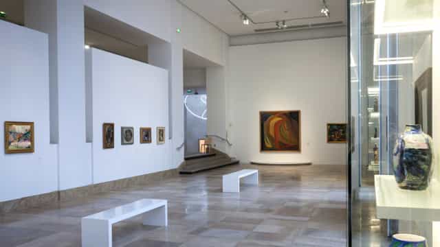 Minimalist gallery room at Musée d'Art Moderne for upscale networking and corporate events.