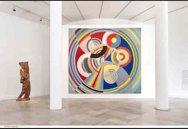 Cubist gallery room at Musée d'Art Moderne, ideal for upscale corporate events and cocktail parties.