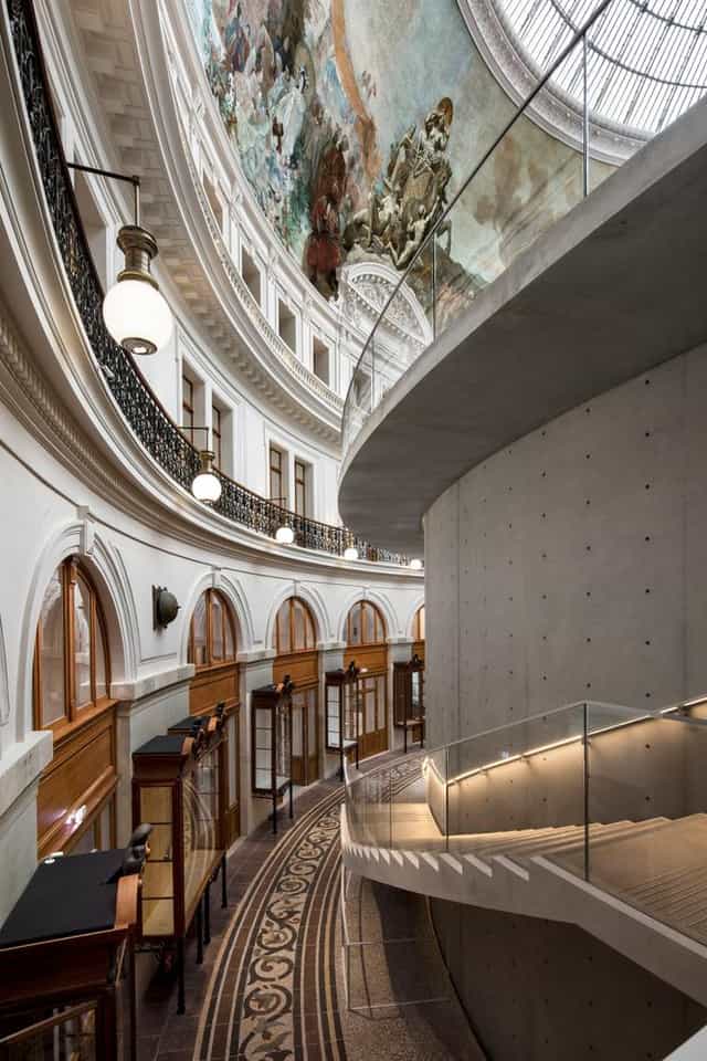 Bourse de Commerce salon with modern architecture, ideal for cocktail receptions and product launches.