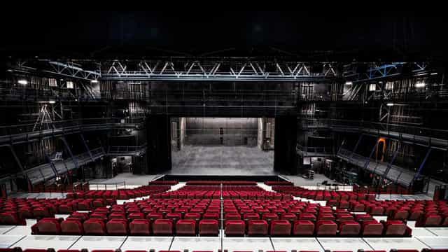 Salle Jean Vilar black-box theater with tiered seating for keynote events and stage productions.