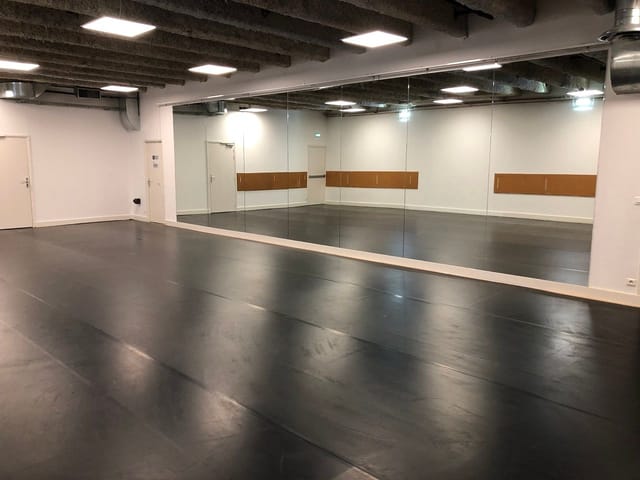Studio Maurice Béjart mirrored dance studio for corporate workshops and wellness events.