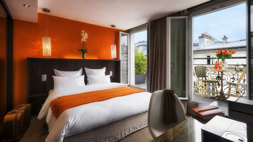 VIP lounge-bar with balcony at B Montmartre Hotel for executive meetings and corporate events.