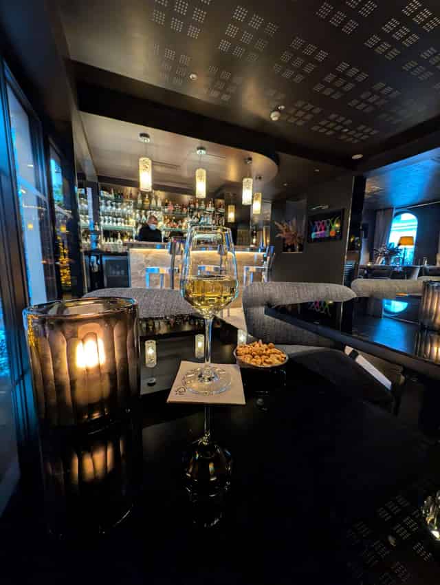 Dining bar