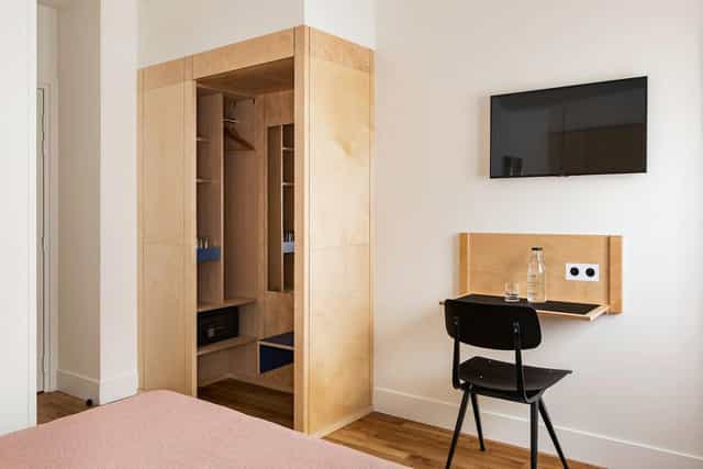 Minimalist guest room at New Hotel Opéra, ideal for corporate event travel and business lodging.