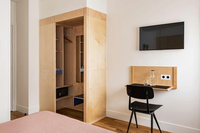 Minimalist guest room at New Hotel Opéra, ideal for corporate event travel and business lodging.