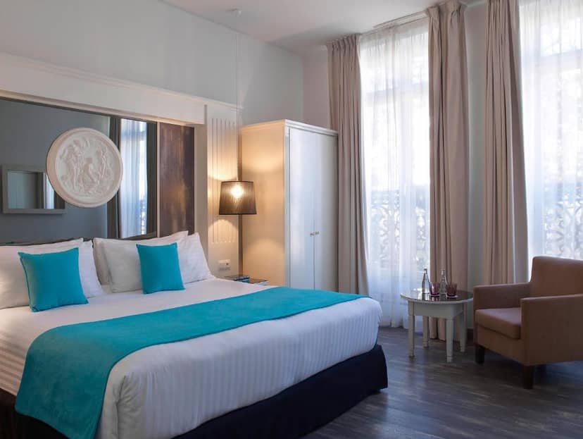 Modern hotel suite for conference VIPs at Hotel Paris Opéra, featuring sleek decor.