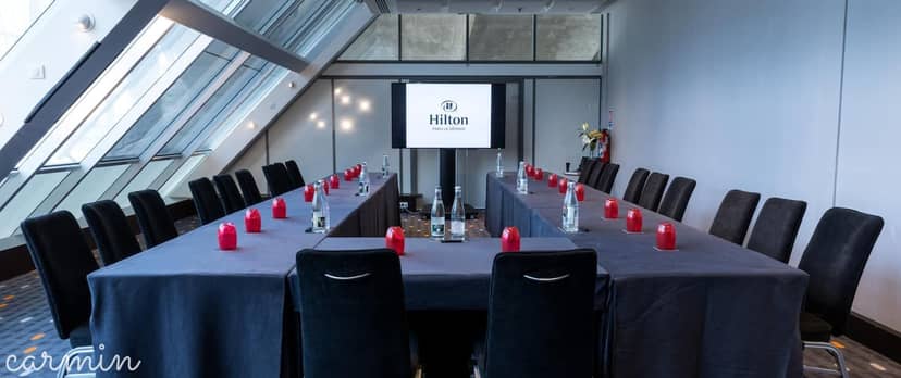 U-shape meeting room at Hilton Paris La Defense with natural light for professional conferences.