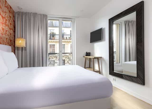 Stylish compact guest room at Hôtel Émile, ideal for business travel and overnight stays.