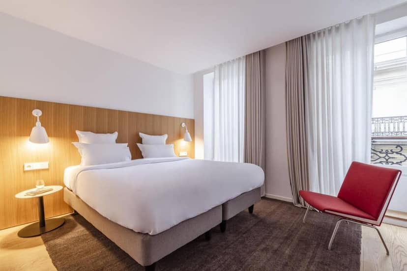 Modern hotel meeting room with workspace for corporate events and professional business conferences.