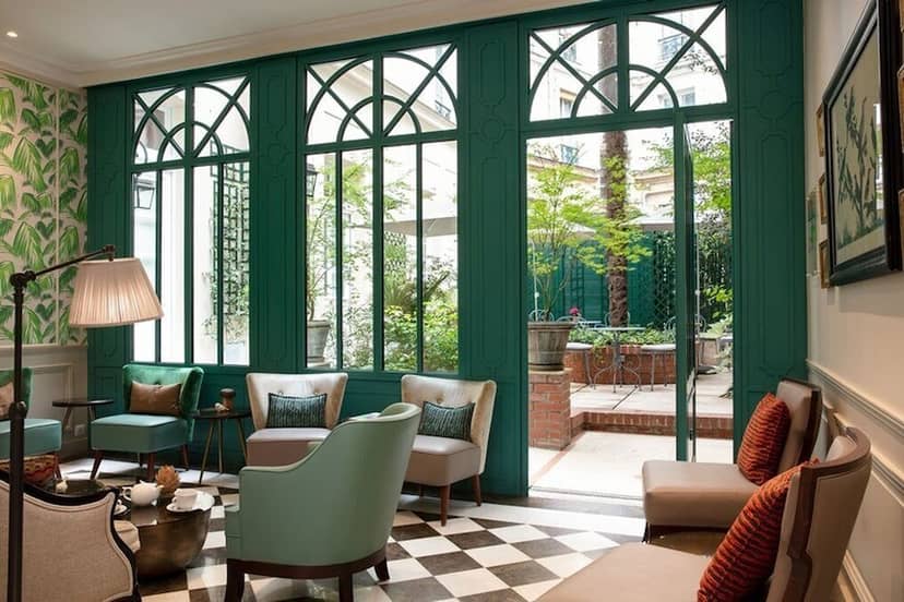 Upscale lounge at Hôtel L de Lutèce: refined seating for corporate networking and small meetings.