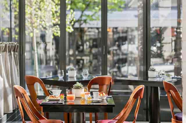Modern restaurant breakfast meeting space for luxury corporate events and intimate breakout sessions.