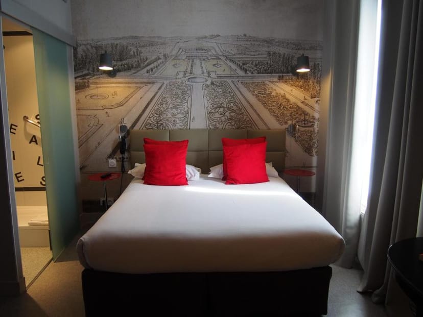Modern Porte de Versailles hotel room with feature wall for business travel accommodation.