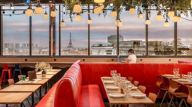 Lounge at Porte de Versailles with Eiffel Tower view for premium cocktail receptions or gala dinners.