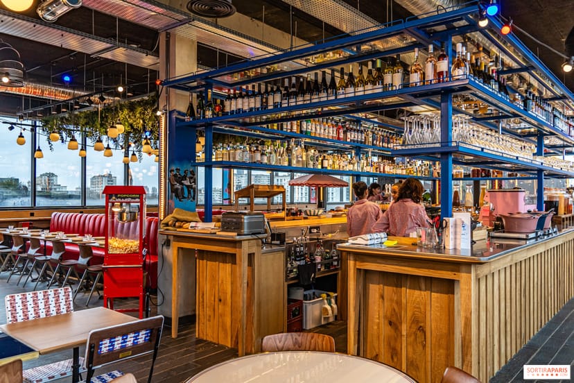 Industrial-chic hotel bar for networking and team-building events in Porte de Versailles.