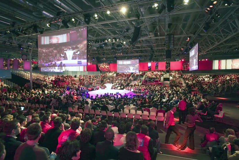 In-the-round stage at Paris Expo conference session, professional AV setup for corporate events.