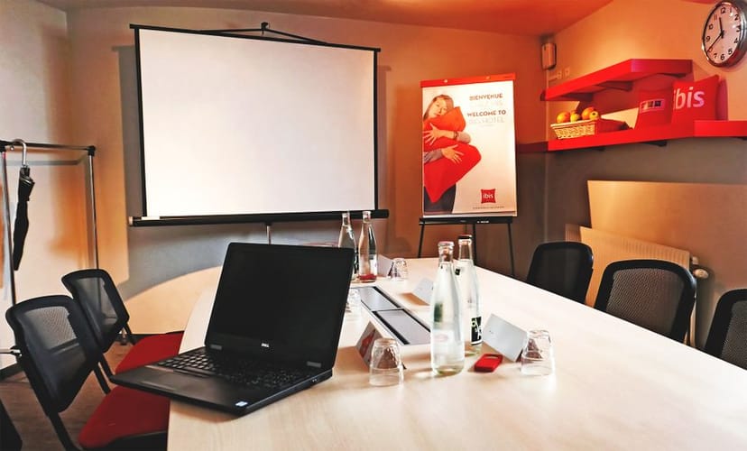 Boardroom meeting space at Parc des Expositions Paris with ergonomic seating for business events.
