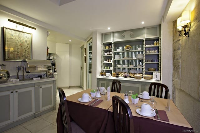 Boutique bar breakfast nook at Hôtel Ducs de Bourgogne for VIP board meetings and breakout events.