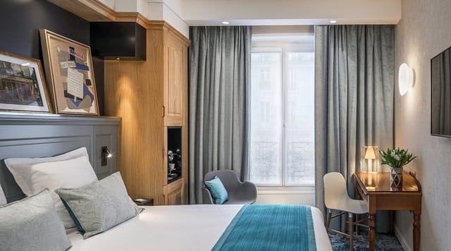 Boutique hotel room at Hôtel Ducs de Bourgogne with ergonomic workspace for corporate events.