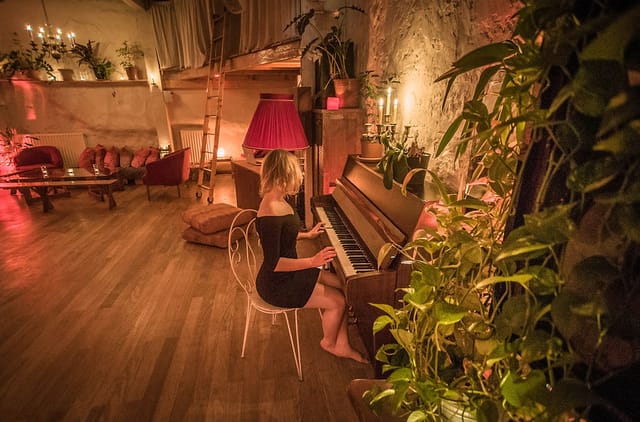 Loft Lechapelais: VIP lounge with ambient lighting for high-end networking receptions.