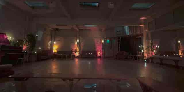 Loft Lechapelais festival hall: industrial event space with moody lighting for intimate gatherings.