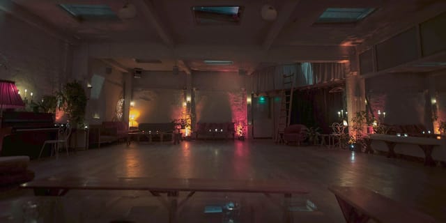 Loft Lechapelais festival hall: industrial event space with moody lighting for intimate gatherings.