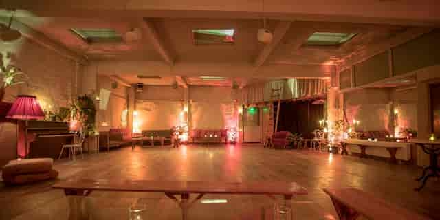 Industrial-chic Loft Lechapelais festival hall with ambient lighting for networking event rental.