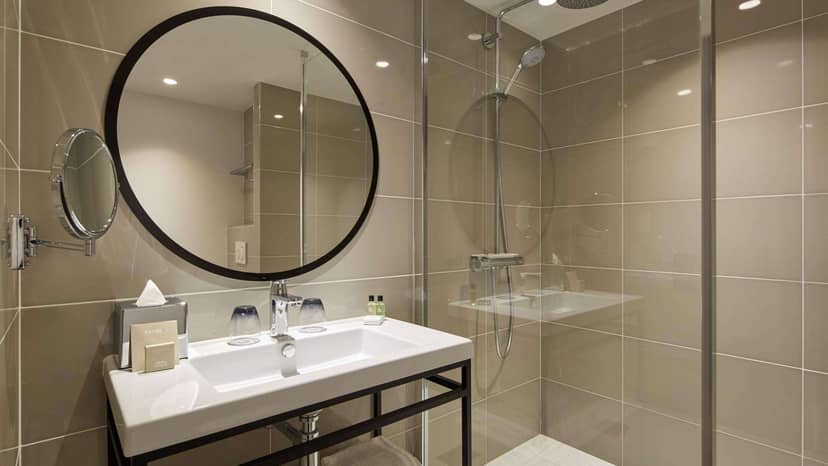 Modern hotel bathroom in Hôtel Auteuil Tour Eiffel for VIP executive retreats.