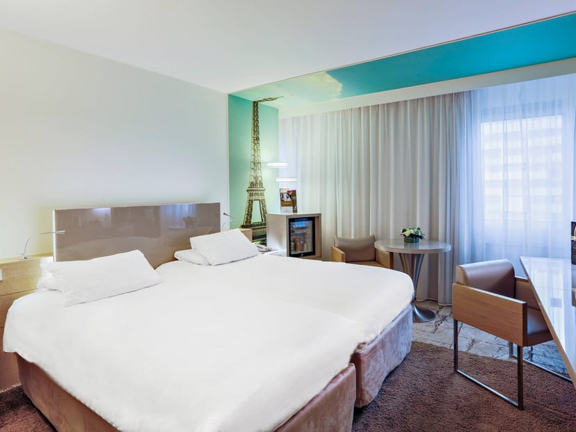 Modern Meeting Room 4 at Hôtel Mercure Paris with workstation for business events and conferences.