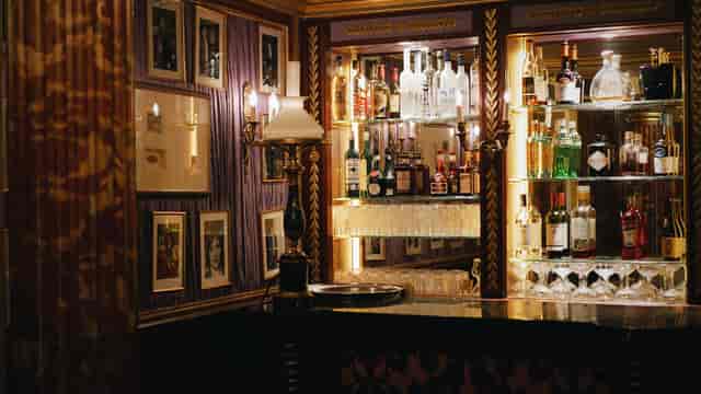 Wilde's Lounge: Opulent hotel bar for VIP networking and sophisticated cocktail receptions.