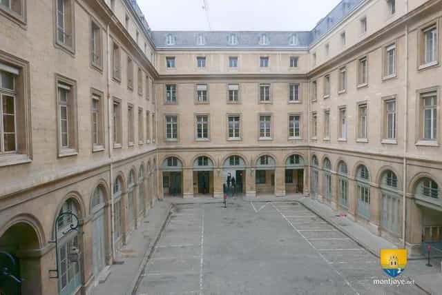 Cour d'honneur at Hôtel de la Marine: historic courtyard for gala dinners and cocktail receptions.