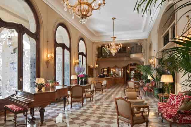 Elegant Hôtel Regina Louvre foyer for VIP welcome receptions and sophisticated cocktail events.
