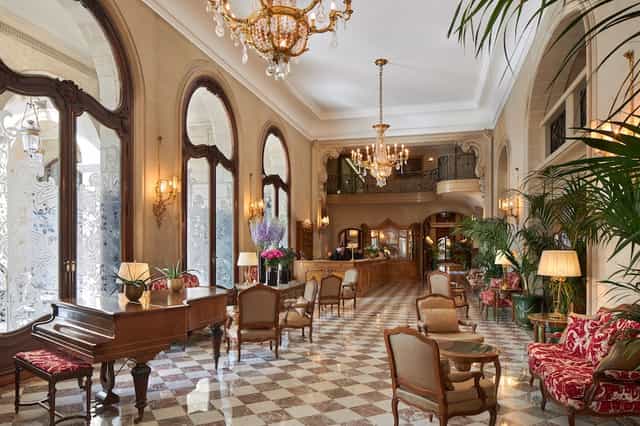 Elegant Hôtel Regina Louvre foyer for VIP welcome receptions and sophisticated cocktail events.