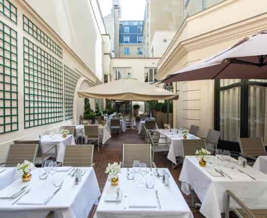 Private outdoor dining at Hôtel Regina Louvre, perfect for corporate lunch or networking events.