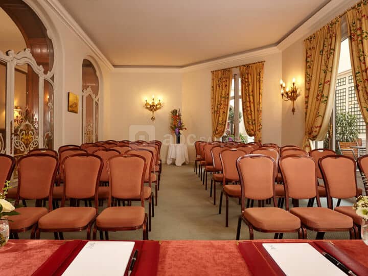 Salon Dauphin meeting room, theater-style seating for corporate seminars and board meetings.