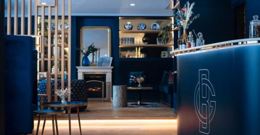 Le Salon Caché lounge at Hotel Bleu de Grenelle for VIP receptions and executive networking events.