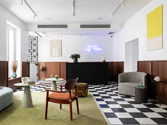 Metafore Salles Parisiennes: Stylish lounge for networking events and VIP registration.