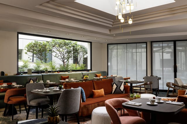 La Verrière lounge at Hôtel Étoile Maillot: luxury networking space for corporate event planning.