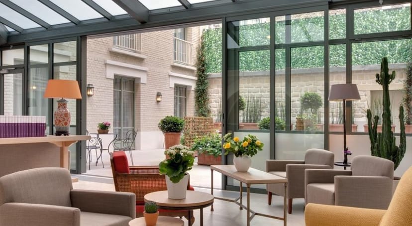 Hôtel Le Littré meeting room with natural light for board meetings and networking events.