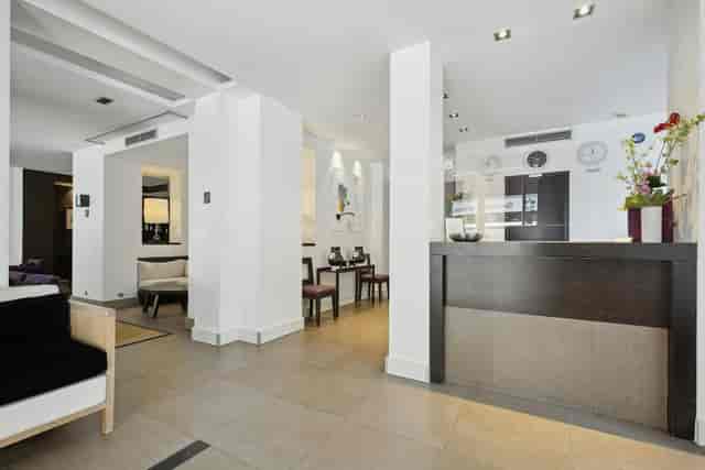 Minimalist Hôtel Duret meeting room for efficient corporate events and group check-ins.