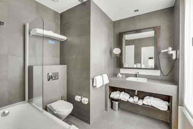 Modern hotel bathroom in Hôtel Duret, upscale design for corporate event room blocks.